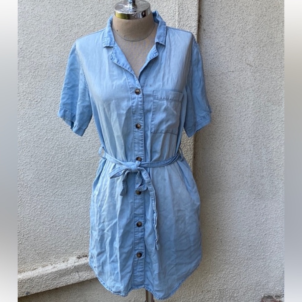 Lulu’s beautiful blue short dress w/ buttons & tie. So pretty and flattering - Picture 2 of 10